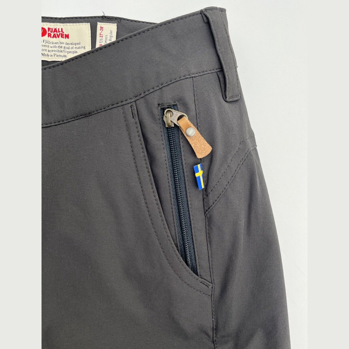 $90 FjallRaven Women’s Abisko Stretchy Trekking Shorts-Dark Grey-30/31” (EU40)