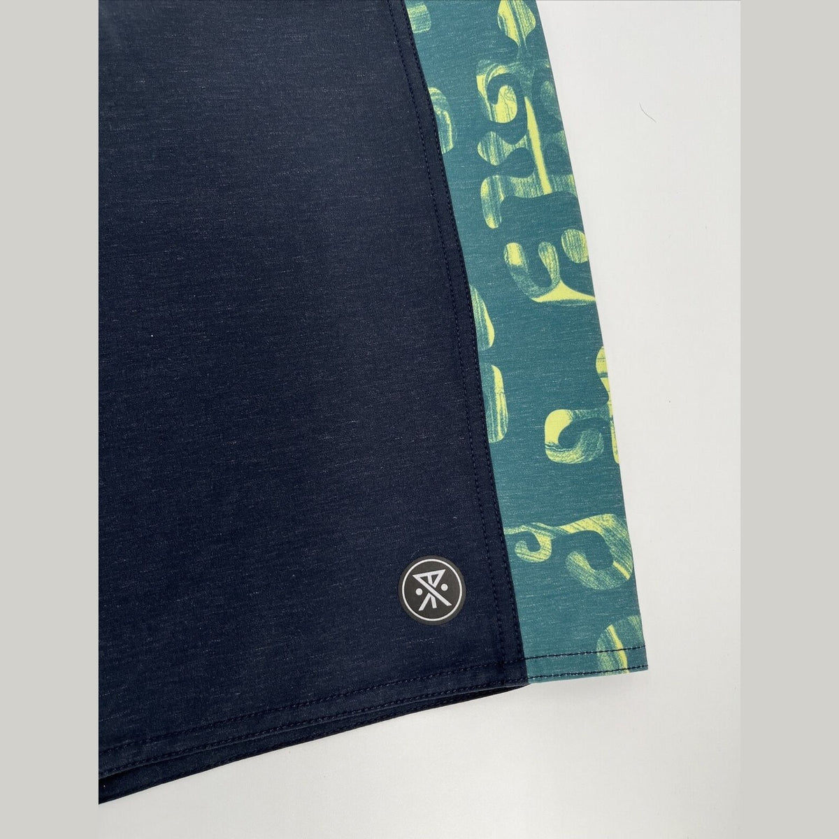 $69 Roark Men’s Passage Panel Batik 17” Boardshorts-D.Navy Black -Size: 33W-New