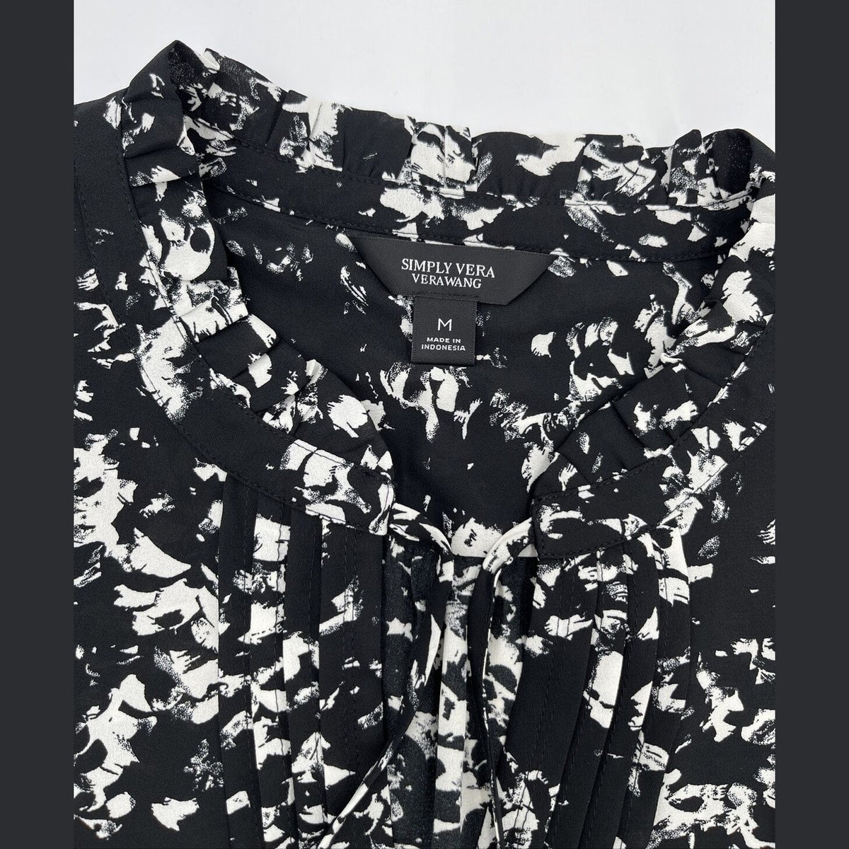 $35 Simply Vera Tie Front Pin-tuck sleeveless Top-Textured Black-Medium-New Tag