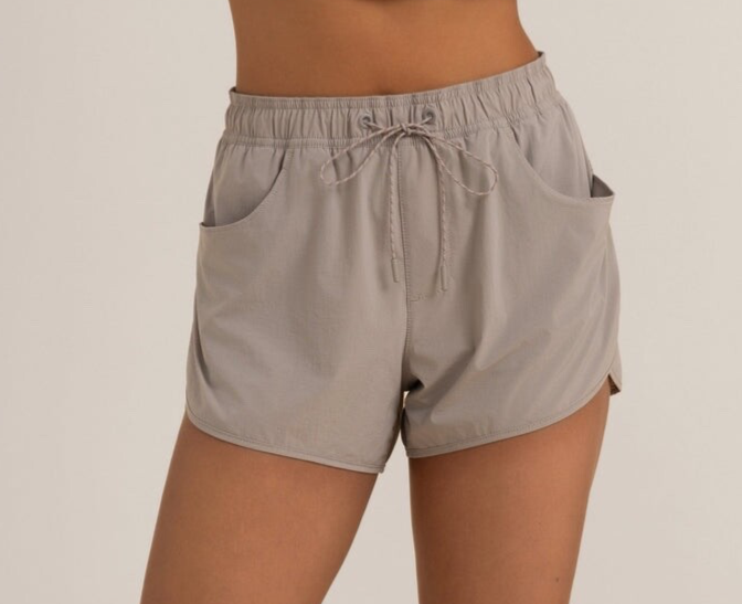 $69 Roark Women's Rapids Hybrid Shorts 3.5” - Rock - Medium - New With Tags