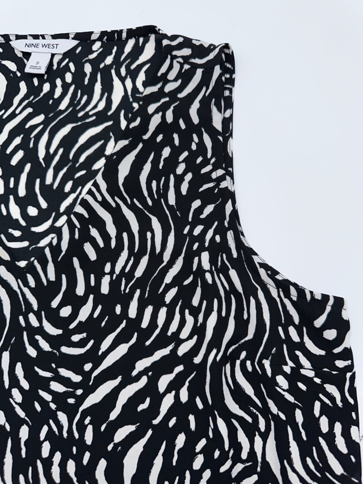 Nine West Women's Woven V Neck Shell Blouse - Black/White - Small - New