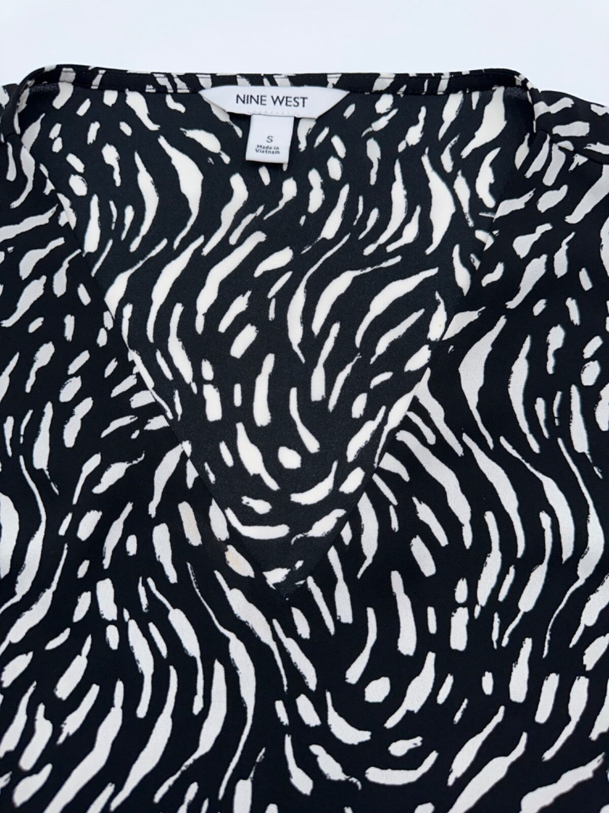 Nine West Women's Woven V Neck Shell Blouse - Black/White - Small - New